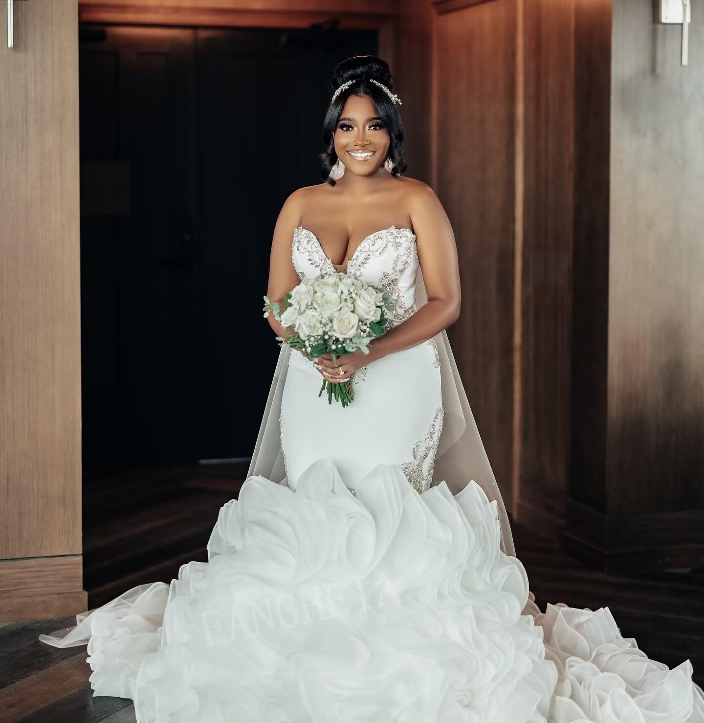 Cathedral Train Wedding Dresses Sweetheart Mermaid Satin Bridal Dress for Wedding with Luxury Rhinestone Applique White