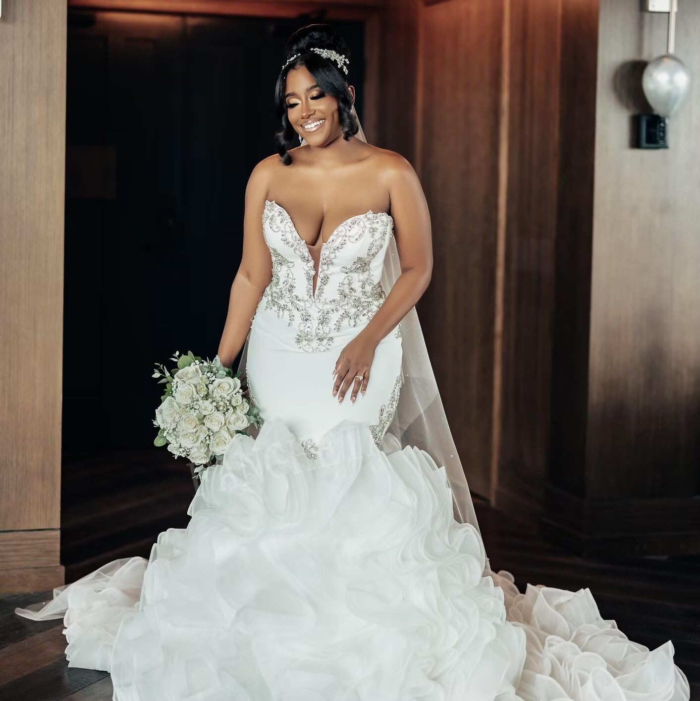 Cathedral Train Wedding Dresses Sweetheart Mermaid Satin Bridal Dress for Wedding with Luxury Rhinestone Applique White