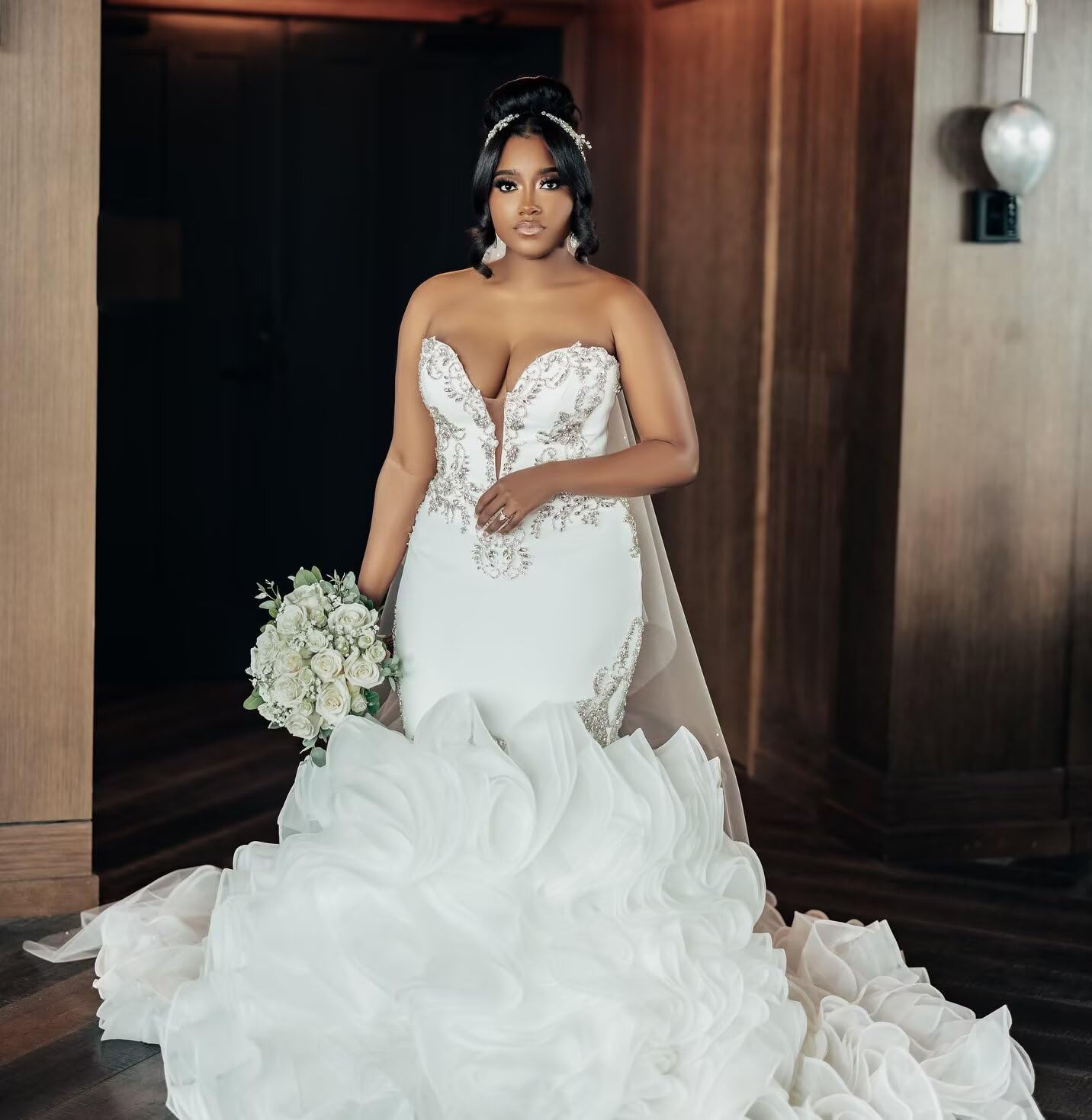 Cathedral Train Wedding Dresses Sweetheart Mermaid Satin Bridal Dress for Wedding with Luxury Rhinestone Applique White