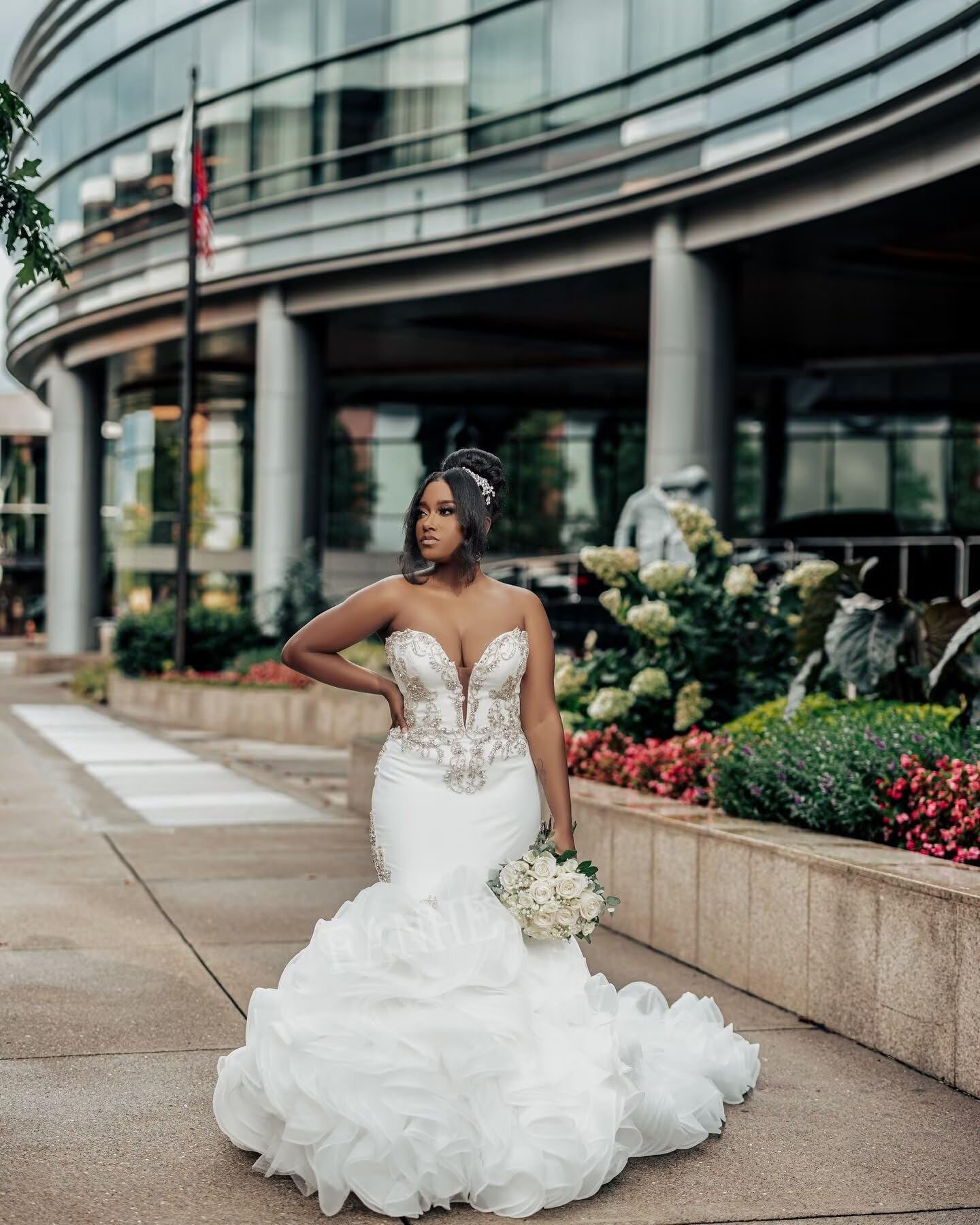 Cathedral Train Wedding Dresses Sweetheart Mermaid Satin Bridal Dress for Wedding with Luxury Rhinestone Applique White